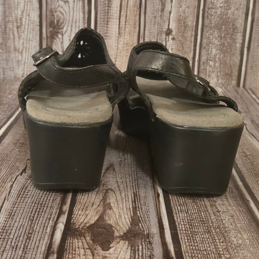 Sz 40 / 9.5-10 Dansko Sapphire Black Leather Floral Laser Cut Wedge Sandals Good - Picture 4 of 7